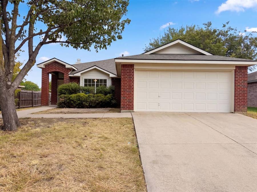 Property photo for 825 Dixon Lane, Denton, TX