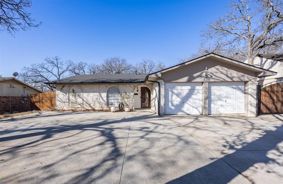 Property photo for 6704 Trailwood Drive, Forest Hill, TX