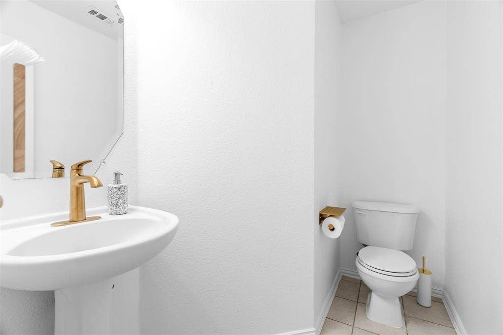 1702 Leander Court, Allen, TX 75002 powder bath