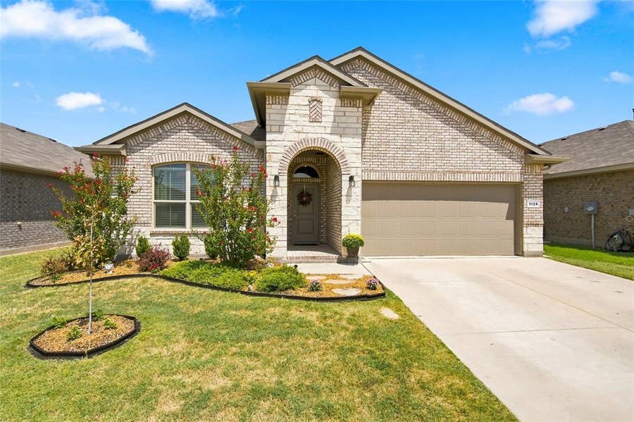Property photo for 1129 Blackhorse Trail, Fort Worth, TX