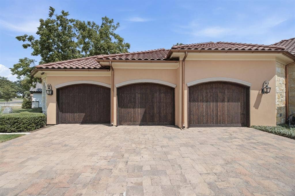 1000 Catalina Bay Boulevard, Granbury, TX 76048