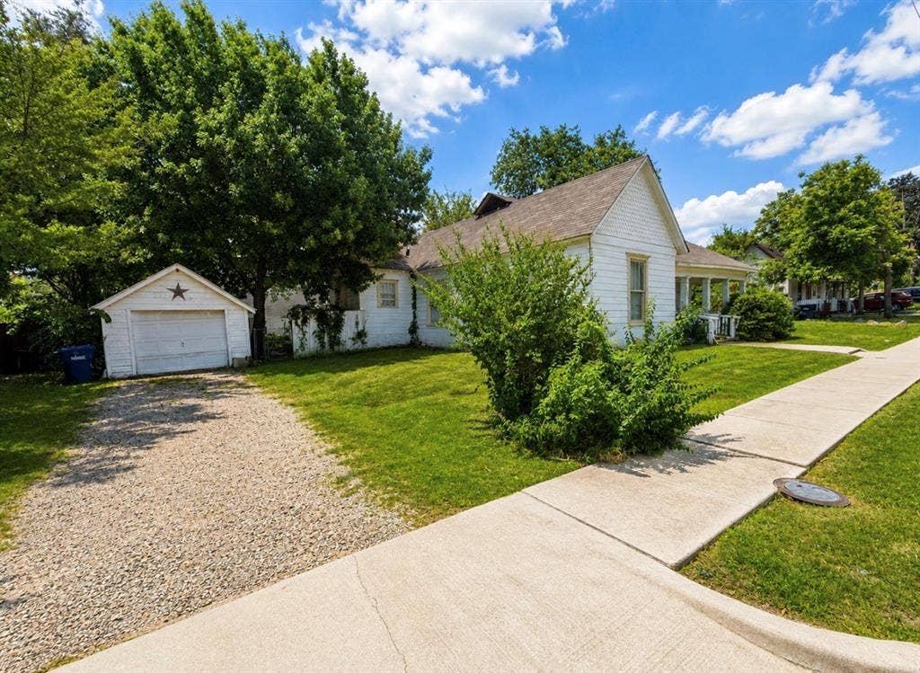1018 N College Street, McKinney, TX 75069 1018 N College Street, McKinney, TX 75069