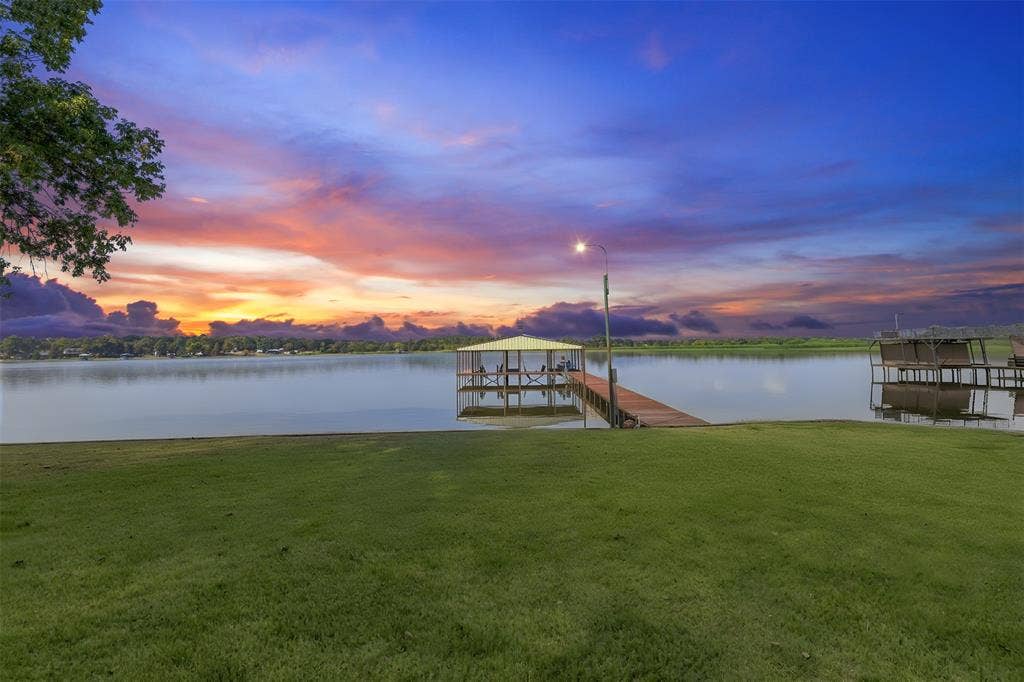 18404 Pine Drive, Eustace, TX 75124 Expansive green lawn with direct waterfront access