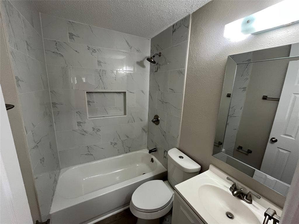 427 NE 38th Street, Grand Prairie, TX 75050 Tub and shower combination with a built-in tiled niche