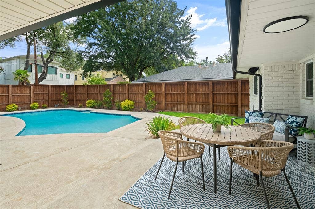 9819 Fitzroy Drive, Dallas, TX 75238 9819 Fitzroy Drive, Dallas, TX 75238