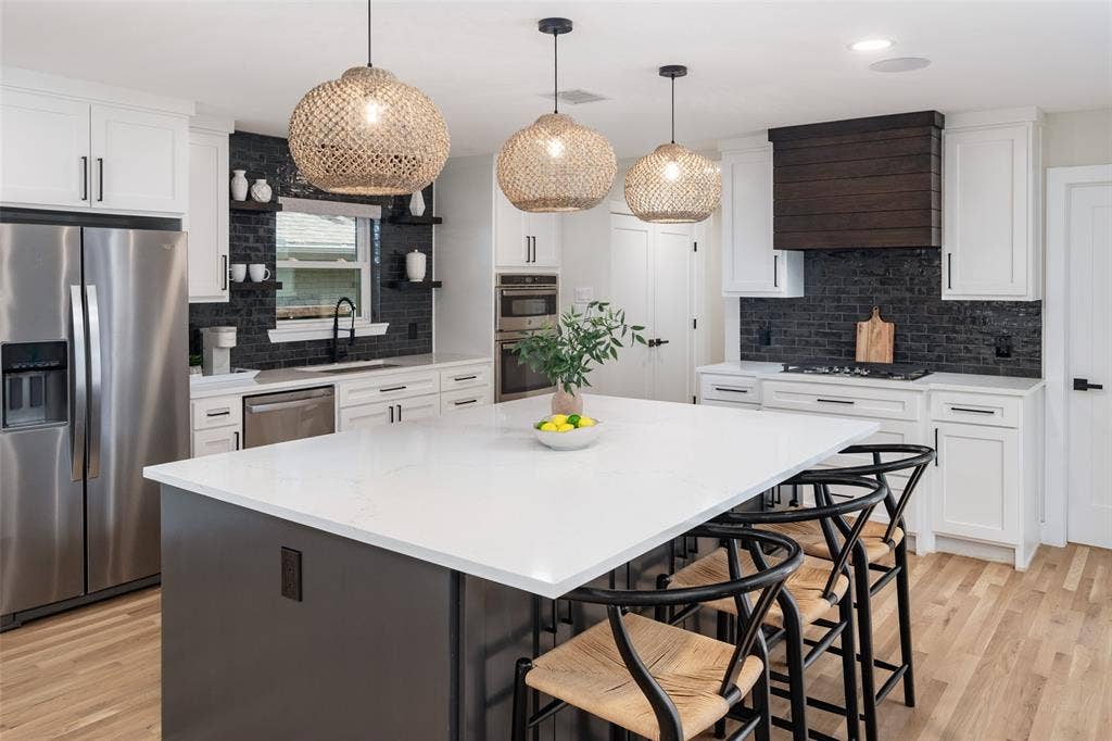 9819 Fitzroy Drive, Dallas, TX 75238 9819 Fitzroy Drive, Dallas, TX 75238
