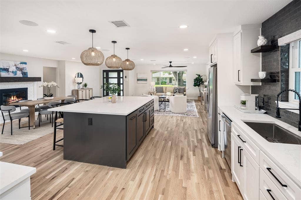 9819 Fitzroy Drive, Dallas, TX 75238 9819 Fitzroy Drive, Dallas, TX 75238