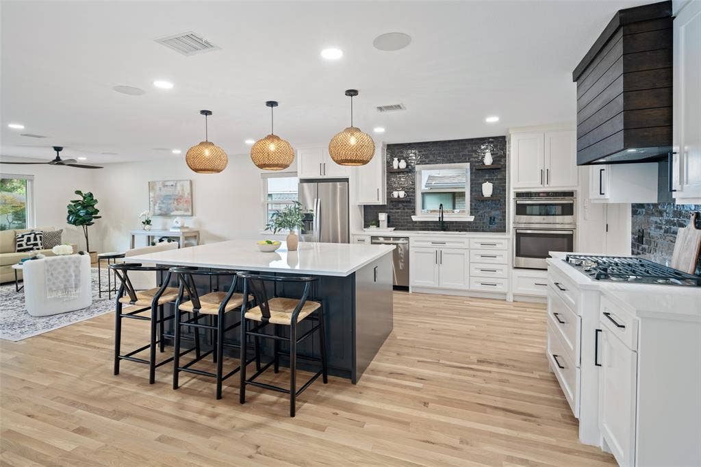 9819 Fitzroy Drive, Dallas, TX 75238 9819 Fitzroy Drive, Dallas, TX 75238