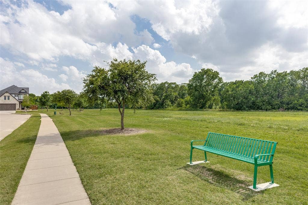 Surrounding community with a yard