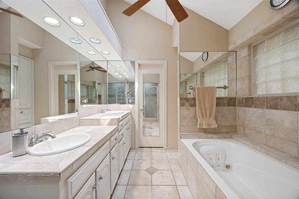 6223 Fox Trail, Dallas, TX 75248 Jetted tub!