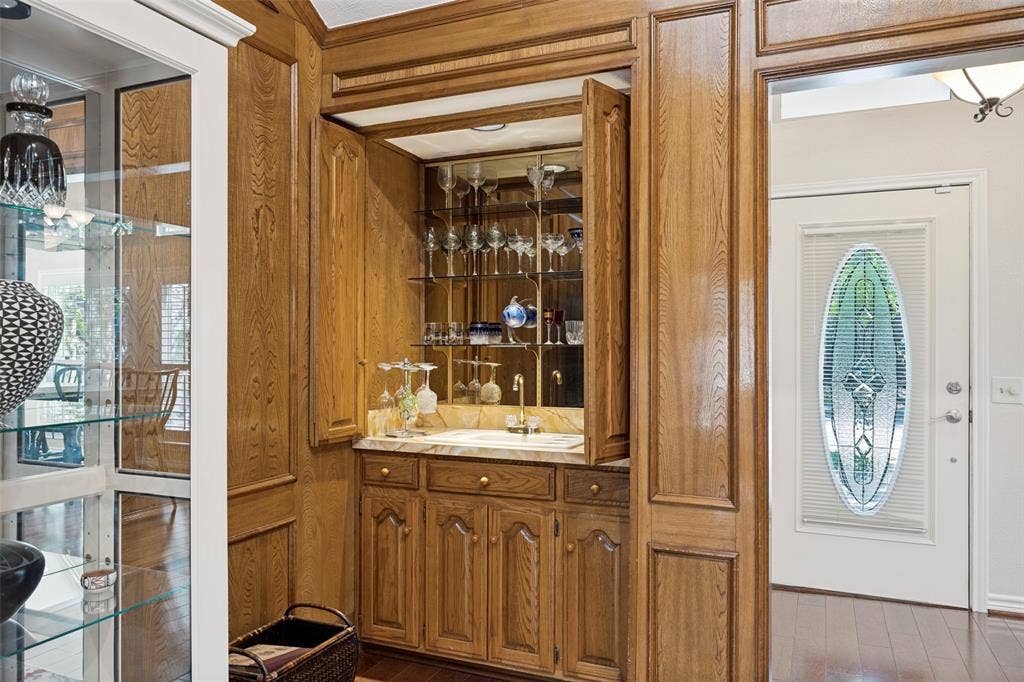 6223 Fox Trail, Dallas, TX 75248 Wet bar in a corner of the living room.