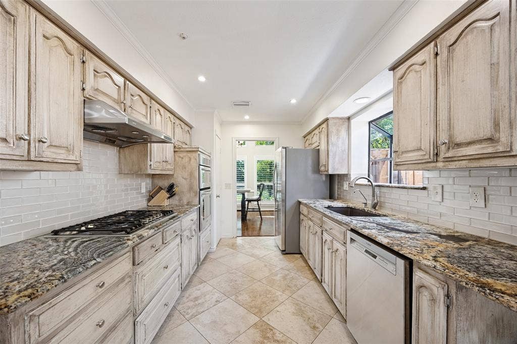 6223 Fox Trail, Dallas, TX 75248 Granite surfaces, glass subway tile backsplash and tons of storage!