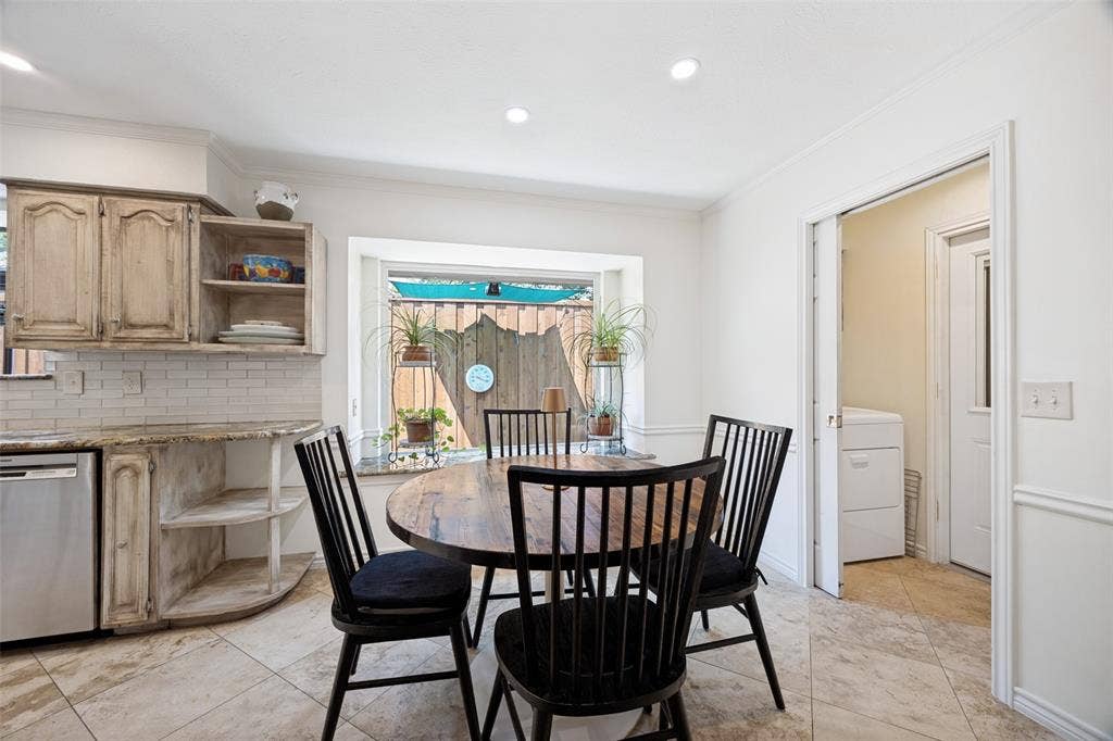 6223 Fox Trail, Dallas, TX 75248 The breakfast area features a large picture window and granite clad window seat. Pocket door encloses the utility area