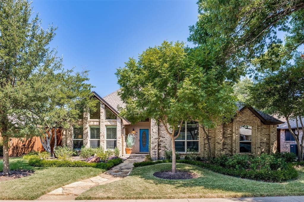 6223 Fox Trail, Dallas, TX 75248 Set on a tree lined street in Prestonwood Gardens with lovely curb appeal.