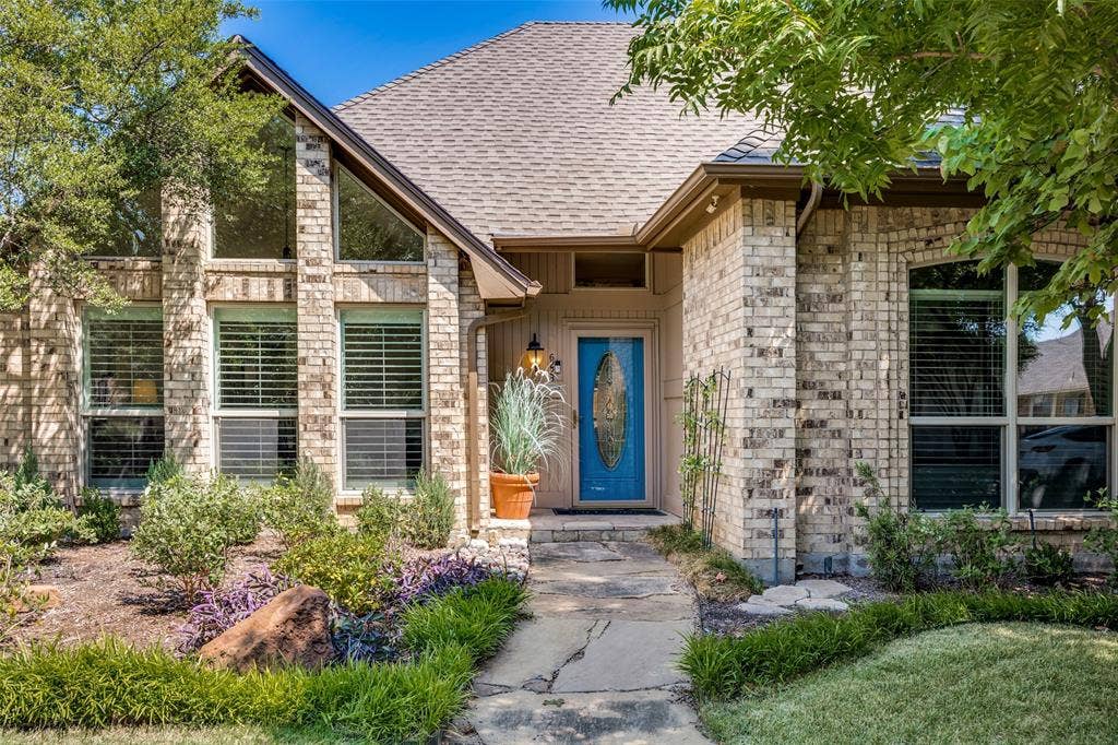 6223 Fox Trail, Dallas, TX 75248 Bright blue door is welcoming