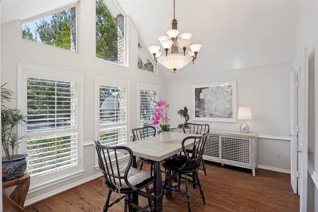 6223 Fox Trail, Dallas, TX 75248 Light and bright with tall vaulted ceiling, plantation shutters and easy flow to the kitchen and living room for entertaining.