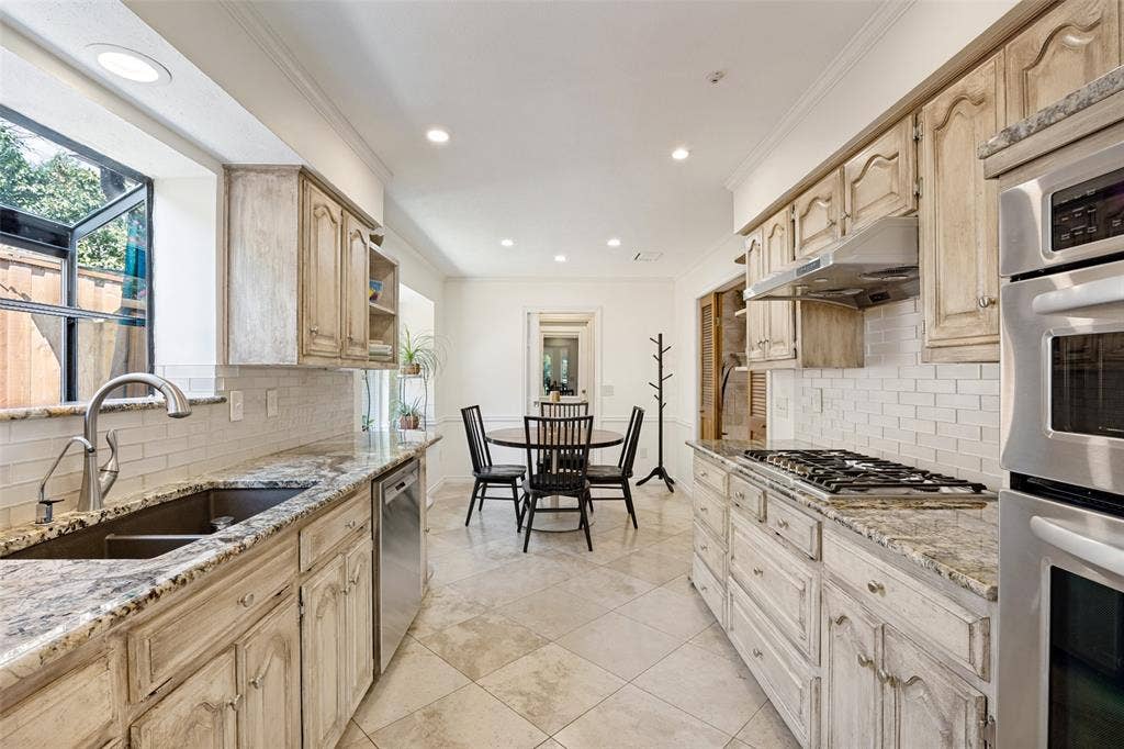 6223 Fox Trail, Dallas, TX 75248 Looking towards the breakfast area...Bosch cooktop and convection oven/microwave combination installed 2014