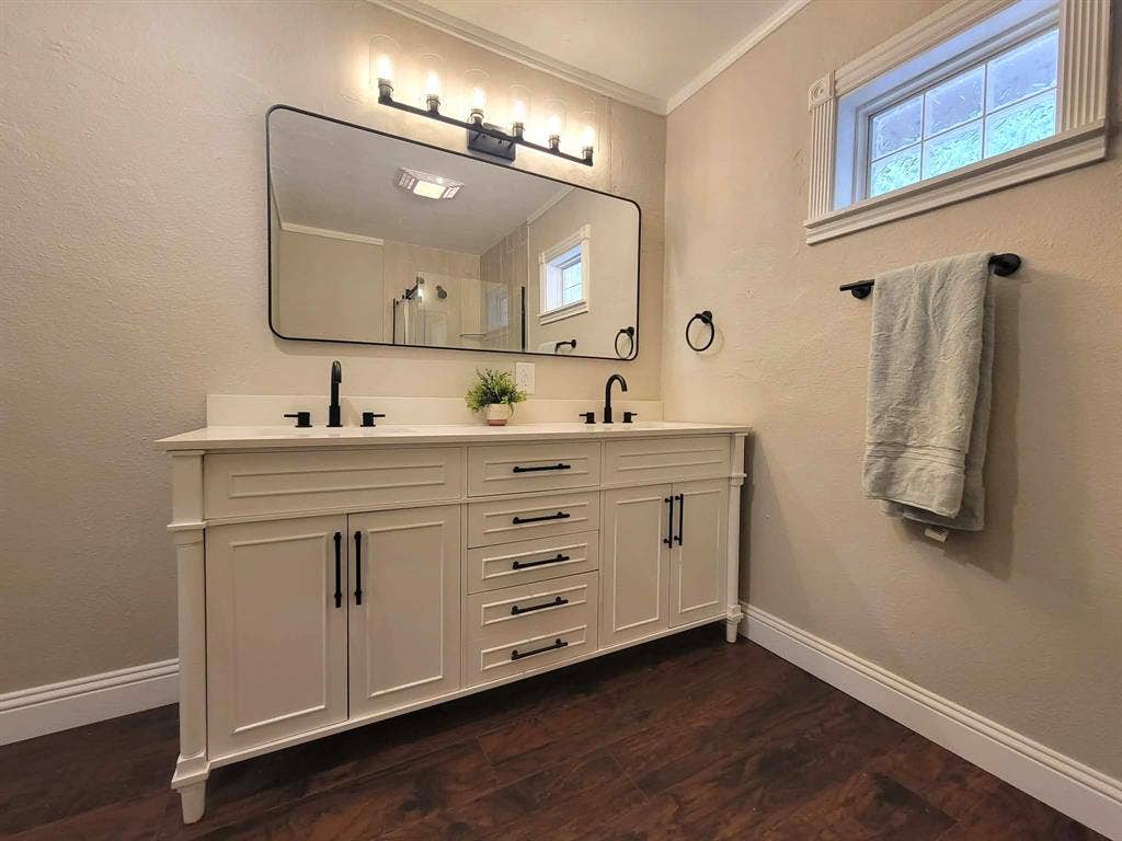 103 W Cayuga Drive, Athens, TX 75751 master bathroom