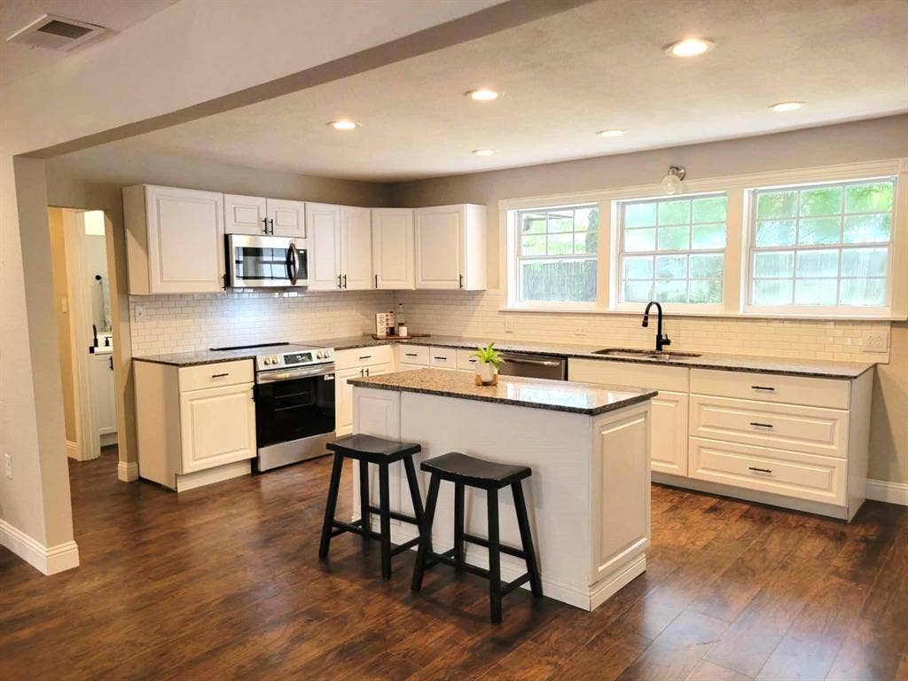 103 W Cayuga Drive, Athens, TX 75751 103 W Cayuga Drive, Athens, TX 75751