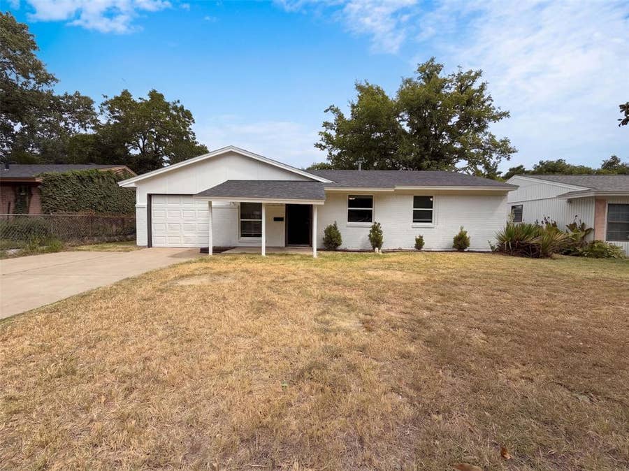 Property photo for 330 E Coral Way, Grand Prairie, TX