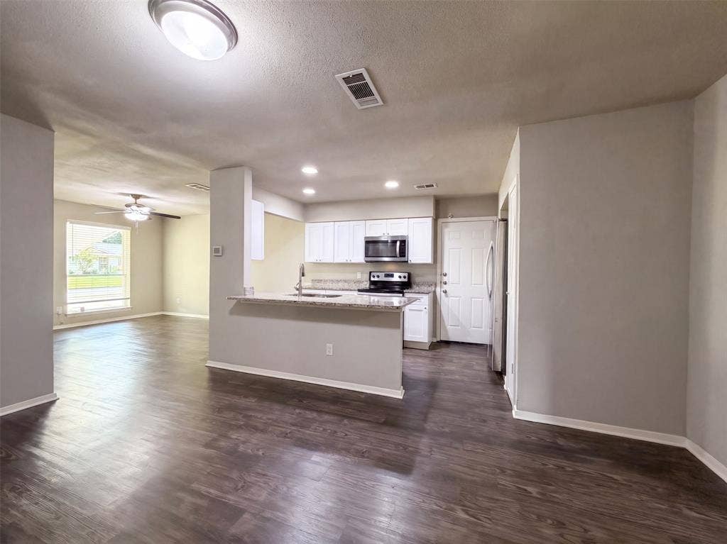330 E Coral Way, Grand Prairie, TX 75051 330 E Coral Way, Grand Prairie, TX 75051