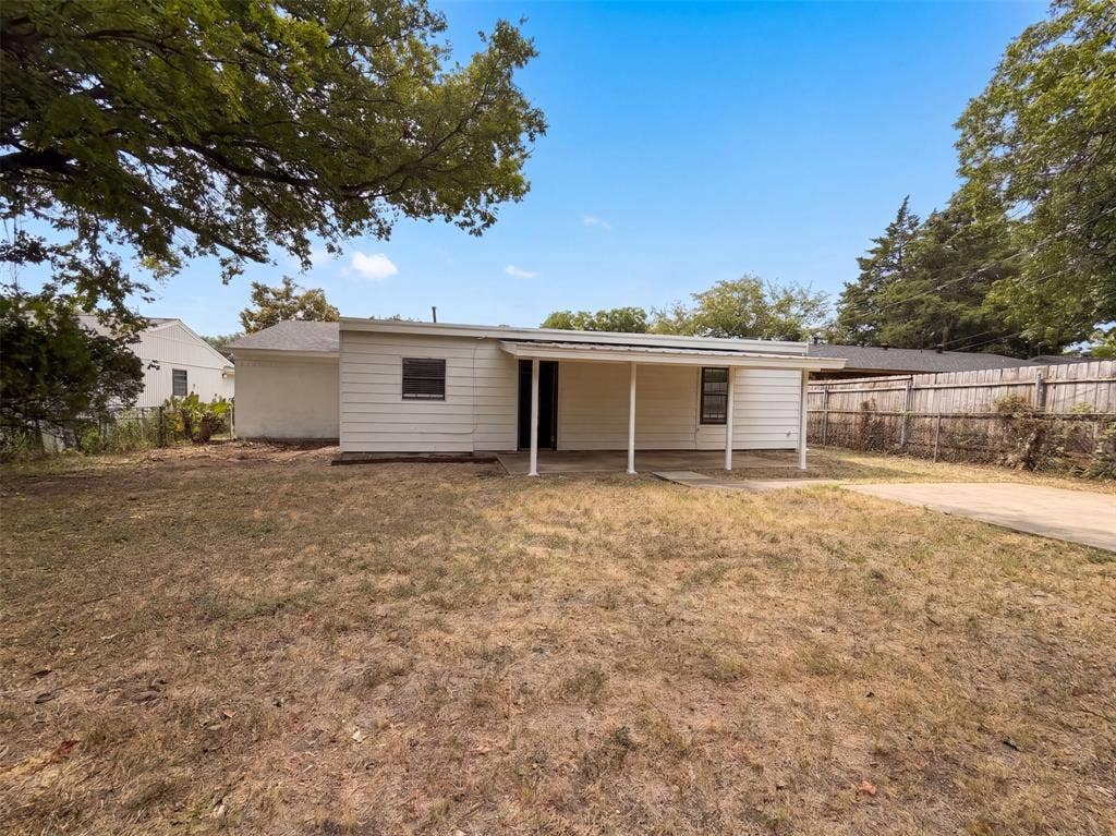 330 E Coral Way, Grand Prairie, TX 75051 330 E Coral Way, Grand Prairie, TX 75051