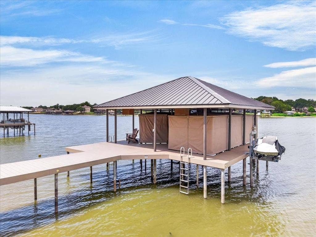 117 Arrowhead Way, Mabank, TX 75156 This dock is less than 5 years old, all composite with touchlss boat covers on 27 and 30 ft boat slips. Both have aluminum cradles.