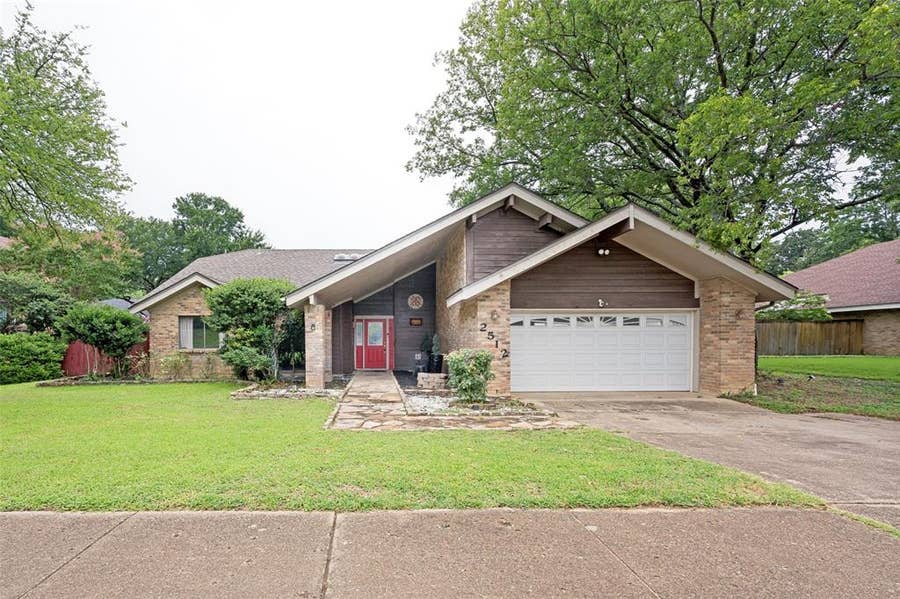 Property photo for 2512 Winding Hollow Lane, Arlington, TX