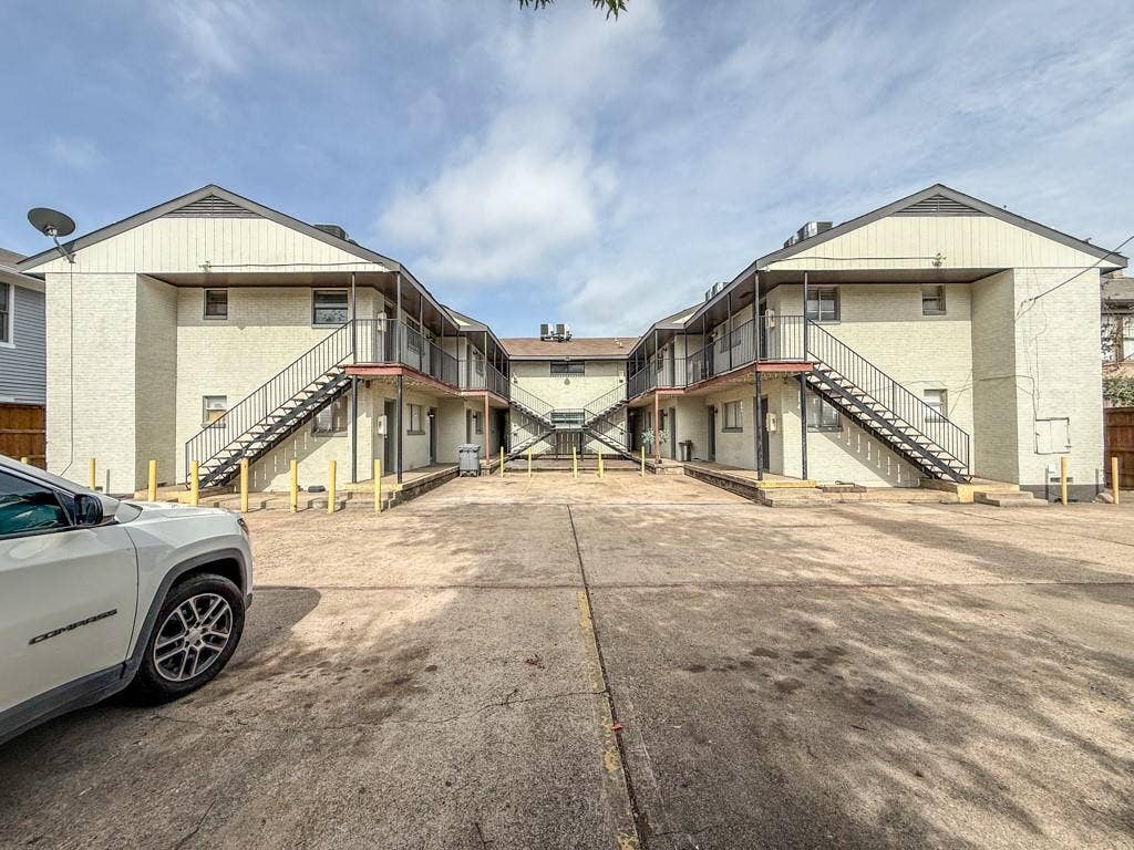 808 Blaylock Drive, #202, Dallas, TX 75203