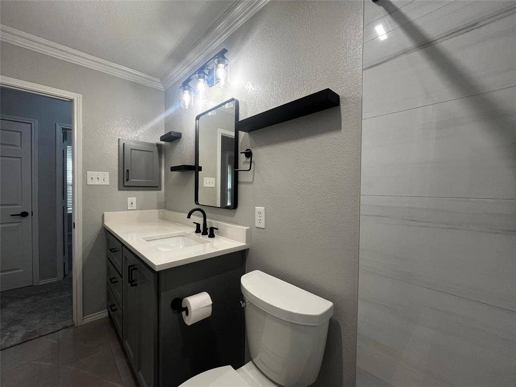 4100 Burnhill Drive, Plano, TX 75024 Hall Bath