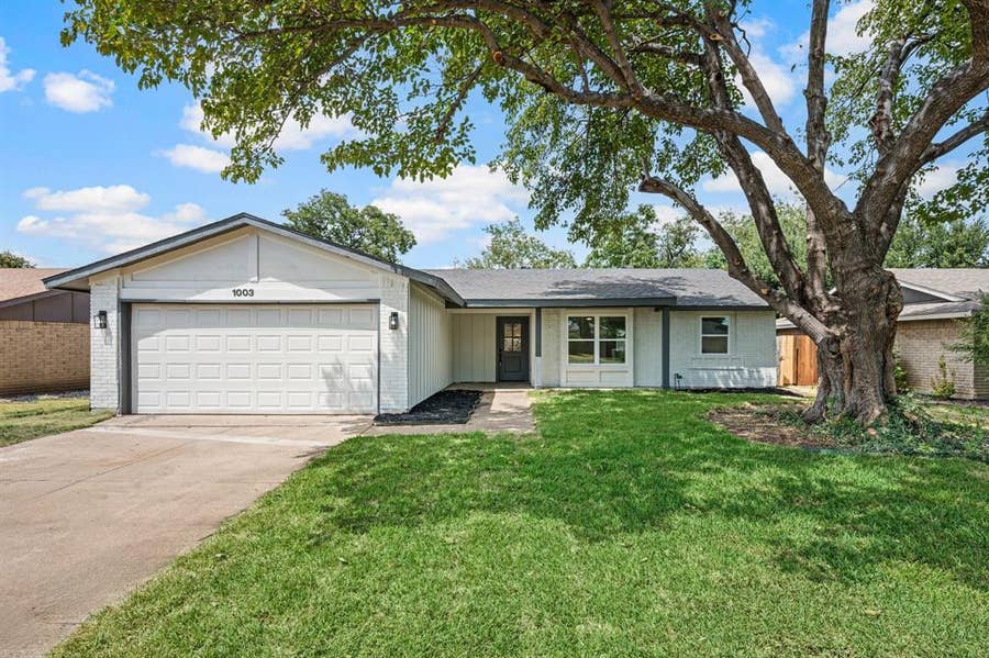 Property photo for 1003 Summit Circle, Carrollton, TX