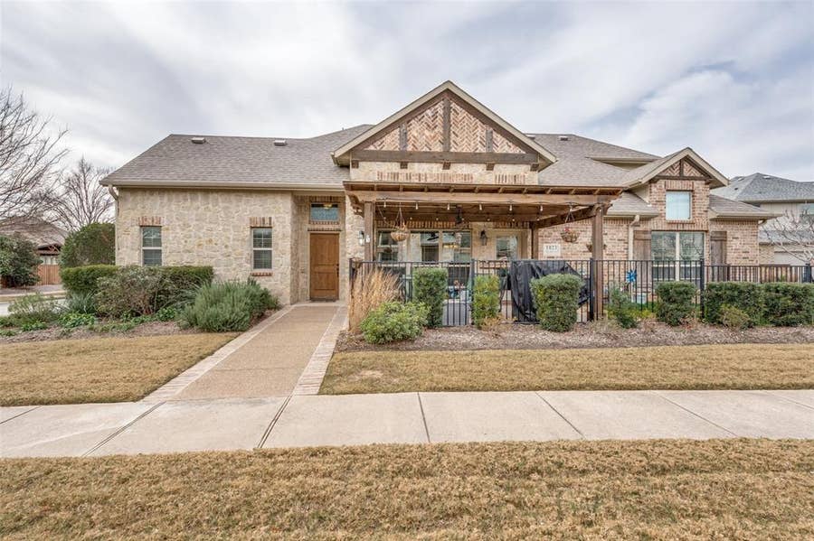 Property photo for 1023 Birds Fort Trail, Arlington, TX