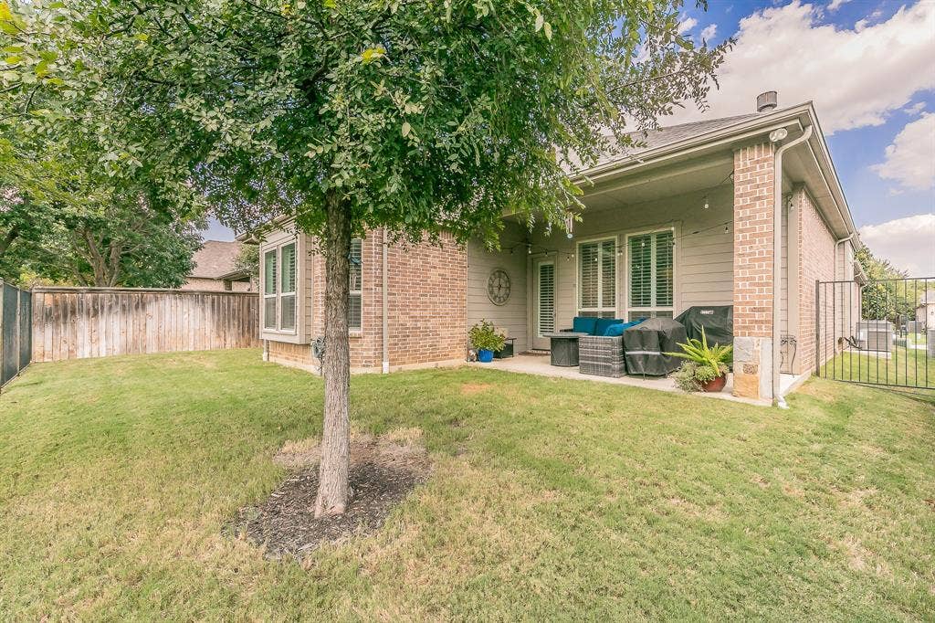 313 Elkhorn Trail, Keller, TX 76248 Covered patio, brick and siding exterior, bay window