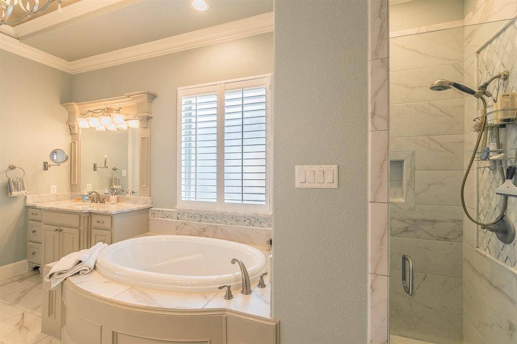 313 Elkhorn Trail, Keller, TX 76248 Built-in jetted tub with stone-finish surround