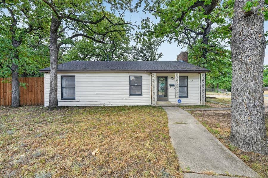 Property photo for 1629 Robinwood Drive, Fort Worth, TX