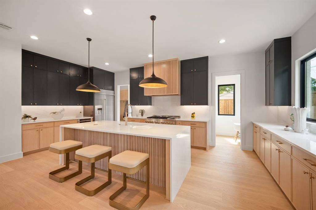 9011 Livenshire Drive, Dallas, TX 75238 9011 Livenshire Drive, Dallas, TX 75238