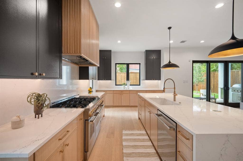 9011 Livenshire Drive, Dallas, TX 75238 9011 Livenshire Drive, Dallas, TX 75238