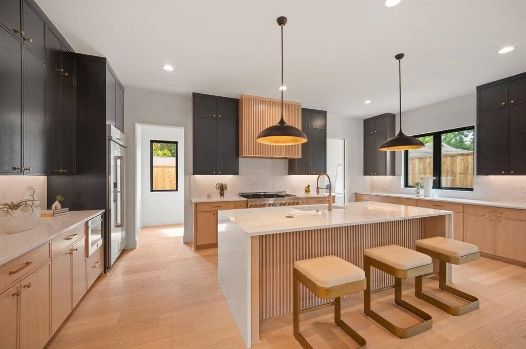 9011 Livenshire Drive, Dallas, TX 75238 9011 Livenshire Drive, Dallas, TX 75238