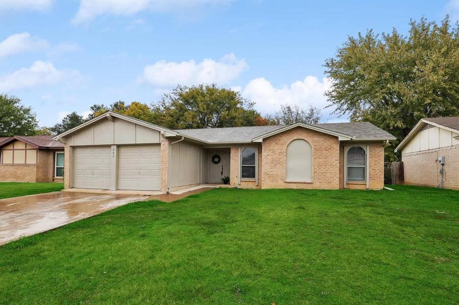 Property photo for 237 Volunteer Drive, Arlington, TX