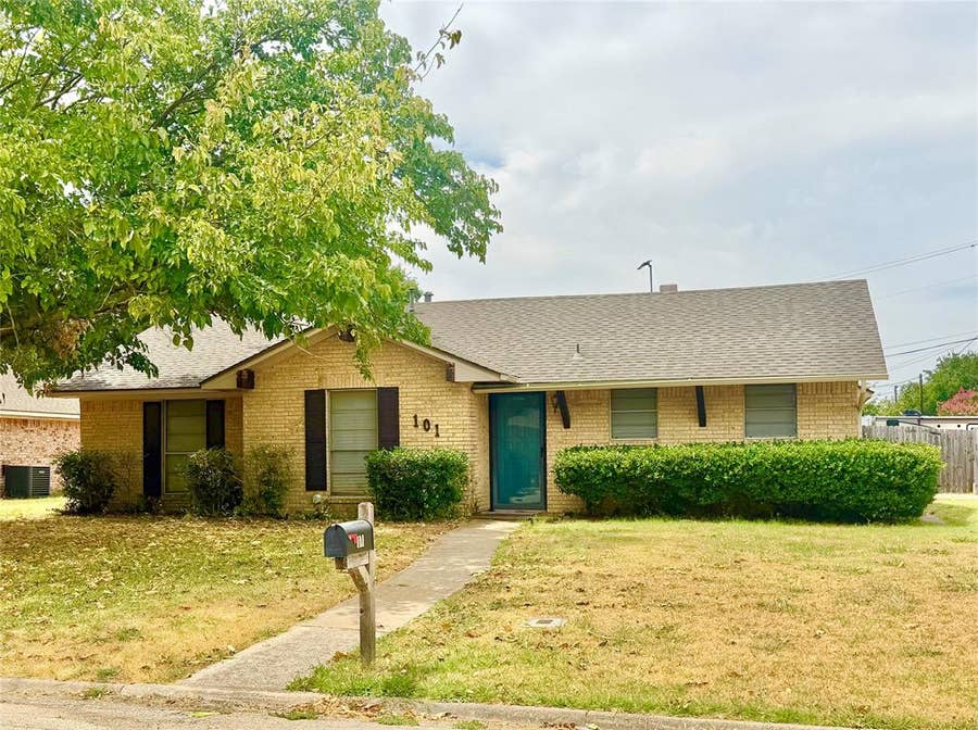 Property photo for 101 Diane Drive, Sanger, TX