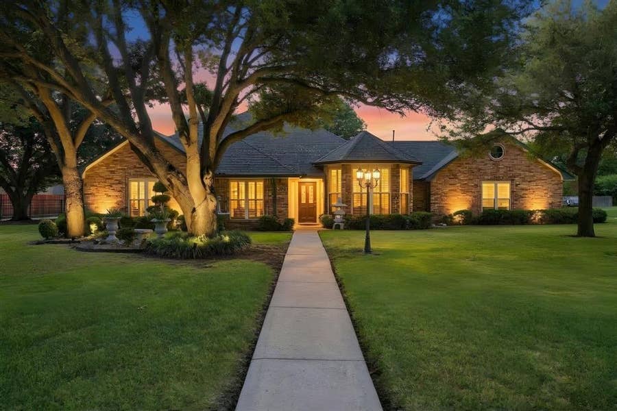 Property photo for 108 Chautauqua Drive, Waxahachie, TX