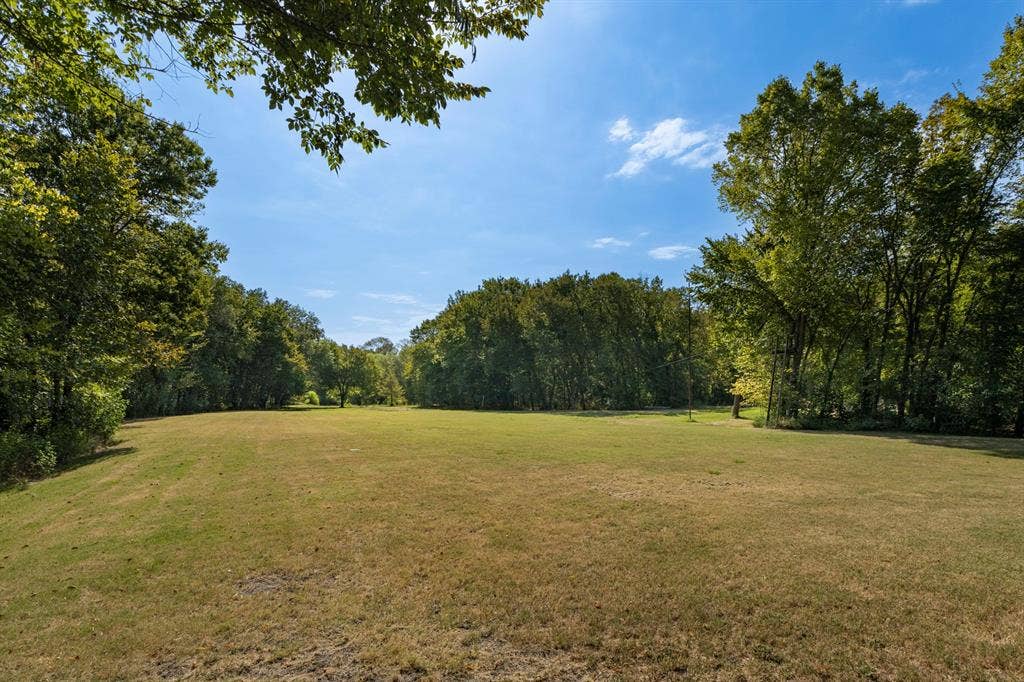 6810 Trinity Falls Parkway, McKinney, TX 75071 Expansive lot featuring a large grassy area and mature trees