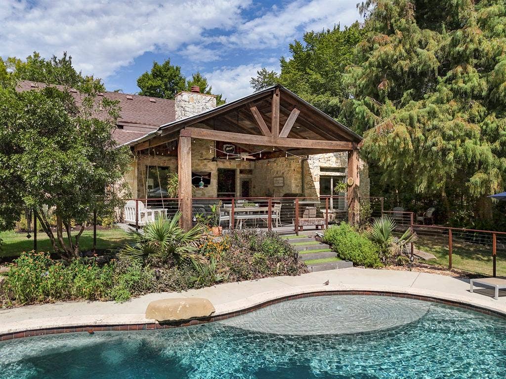 6810 Trinity Falls Parkway, McKinney, TX 75071 Freeform swimming pool with integrated spa and concrete decking