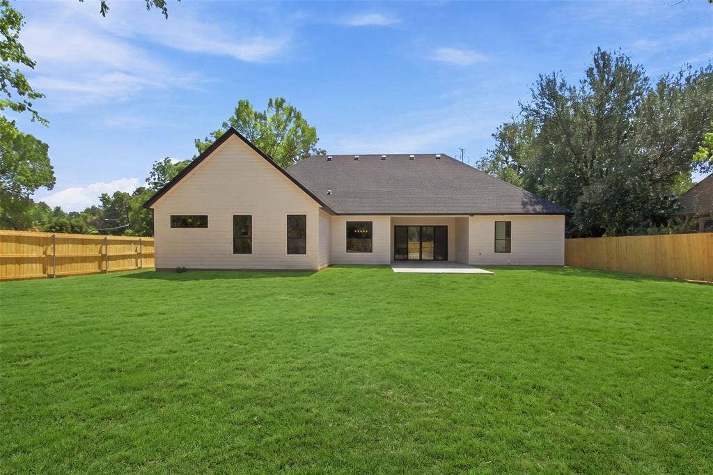 3023 Mallory Drive, Dallas, TX 75216 Expansive green lawn with a newly installed wood fence