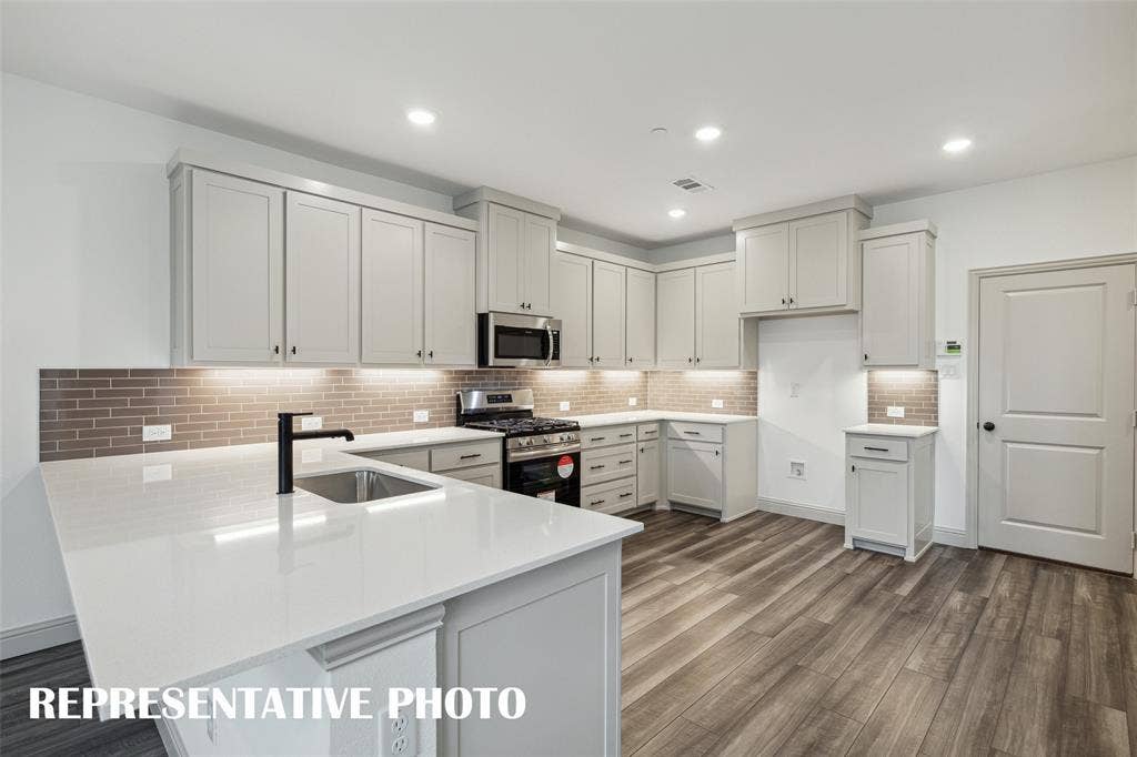 4755 Lunker Street, McKinney, TX 75071 No shortage of space, storage or style in this dream kitchen! REPRESENTATIVE PHOTO