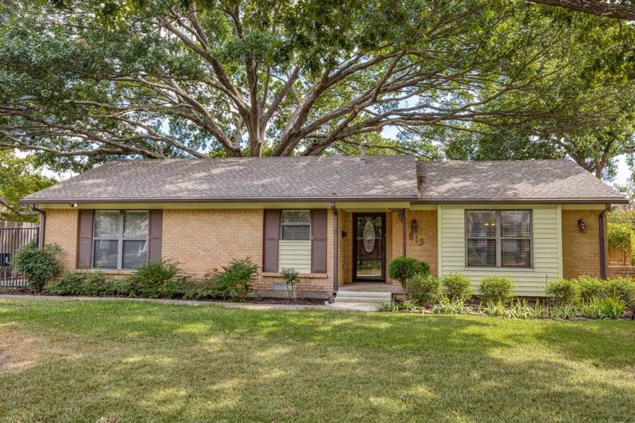 Property photo for 813 Brookhurst Drive, Richardson, TX