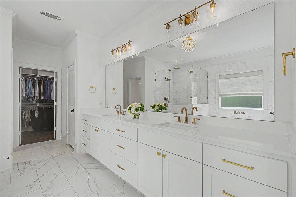 559 Coolair Drive, Dallas, TX 75218 Primary bath with water closet