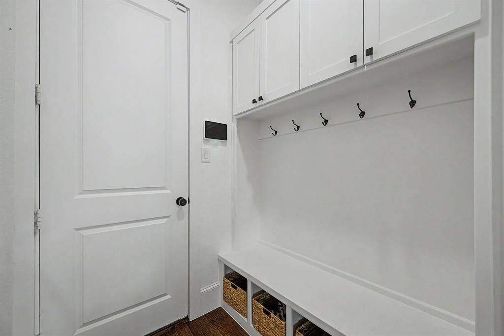 559 Coolair Drive, Dallas, TX 75218 Mud room off garage