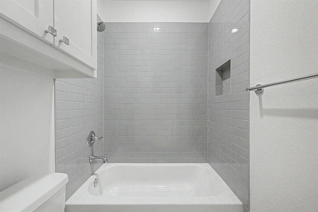 559 Coolair Drive, Dallas, TX 75218 Upstairs secondary bathroom
