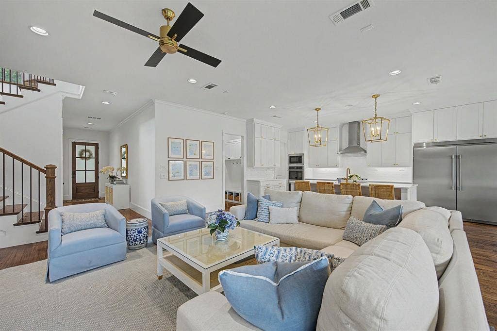 559 Coolair Drive, Dallas, TX 75218 Living room open to the kitchen
